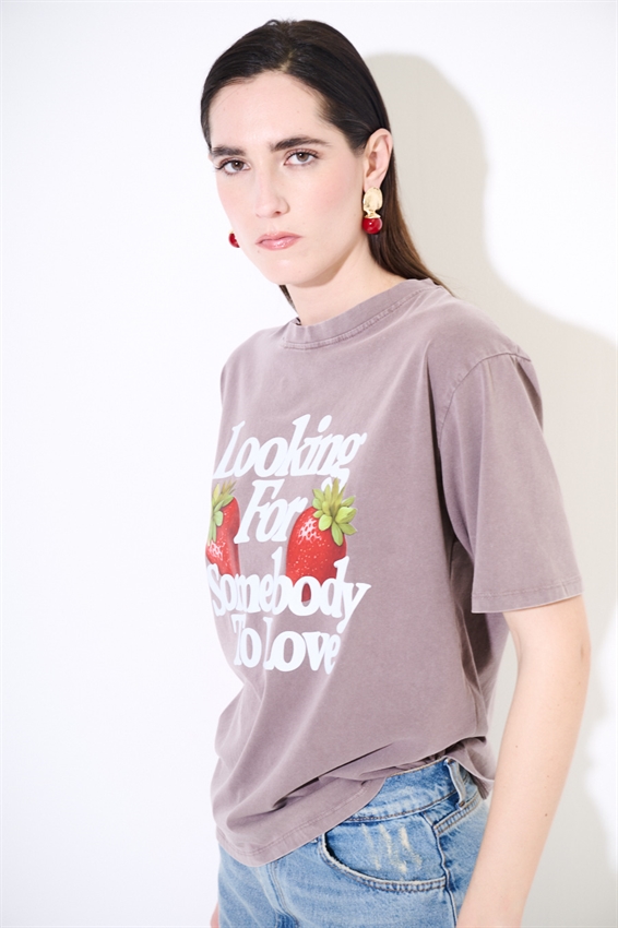 T-SHIRT EFFETTO MARMORIZZATO STAMPA FRAGOLE MORO