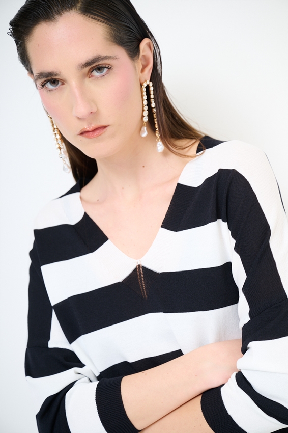 MAGLIA RIGATA CON SCOLLO V PROFONDO NERO