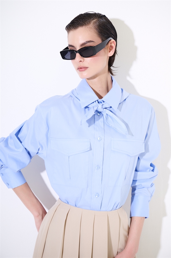 CAMICIA SAFARI IN COTONE CON FOULARD CELESTE