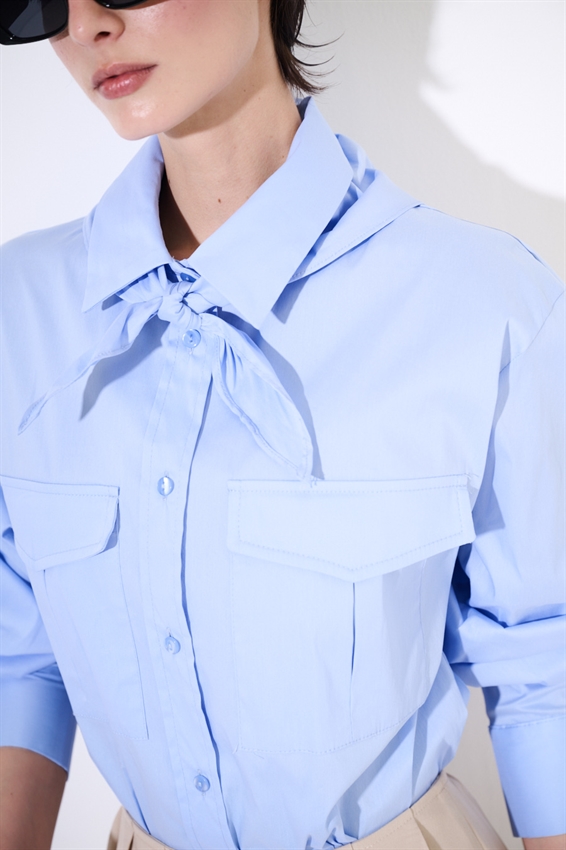 CAMICIA SAFARI IN COTONE CON FOULARD CELESTE