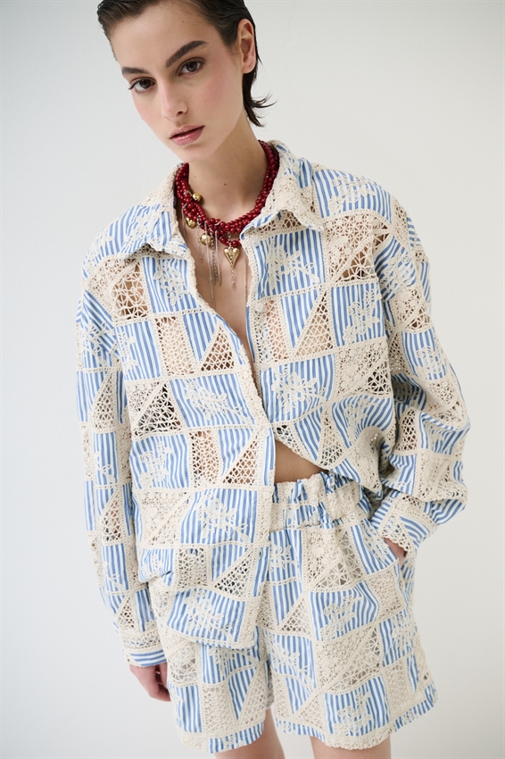 CAMICIA OVER A RIGHE + RICAMO CELESTE