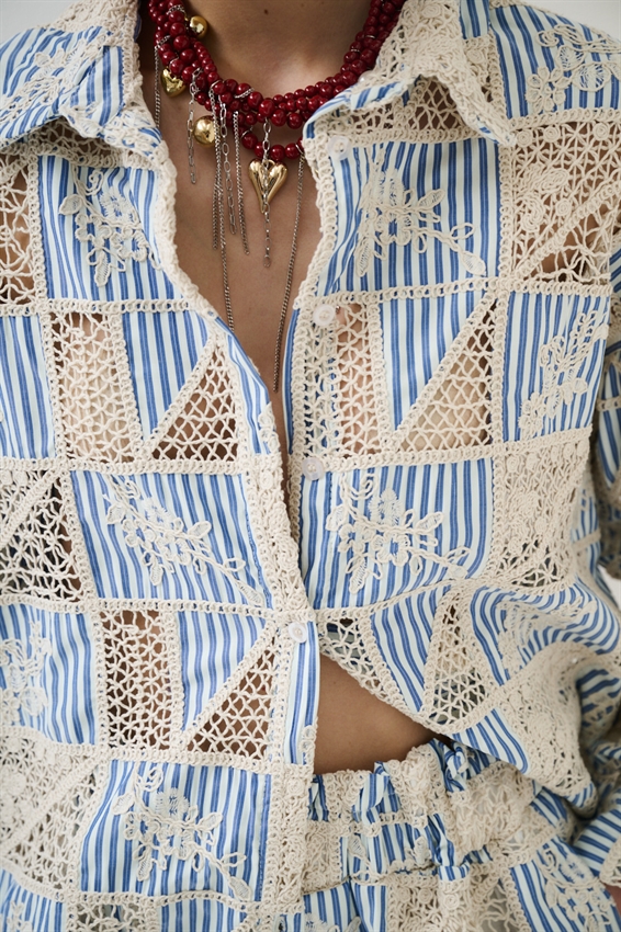 CAMICIA OVER A RIGHE + RICAMO CELESTE