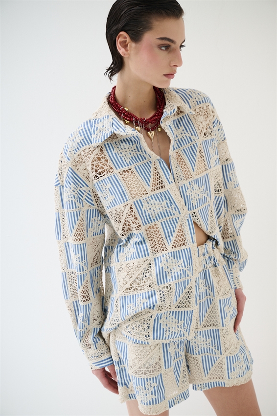 CAMICIA OVER A RIGHE + RICAMO CELESTE