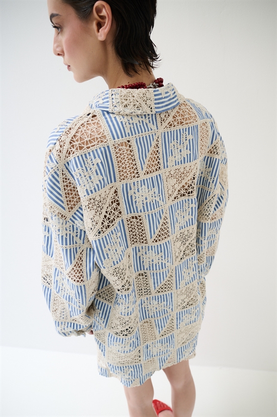 CAMICIA OVER A RIGHE + RICAMO CELESTE