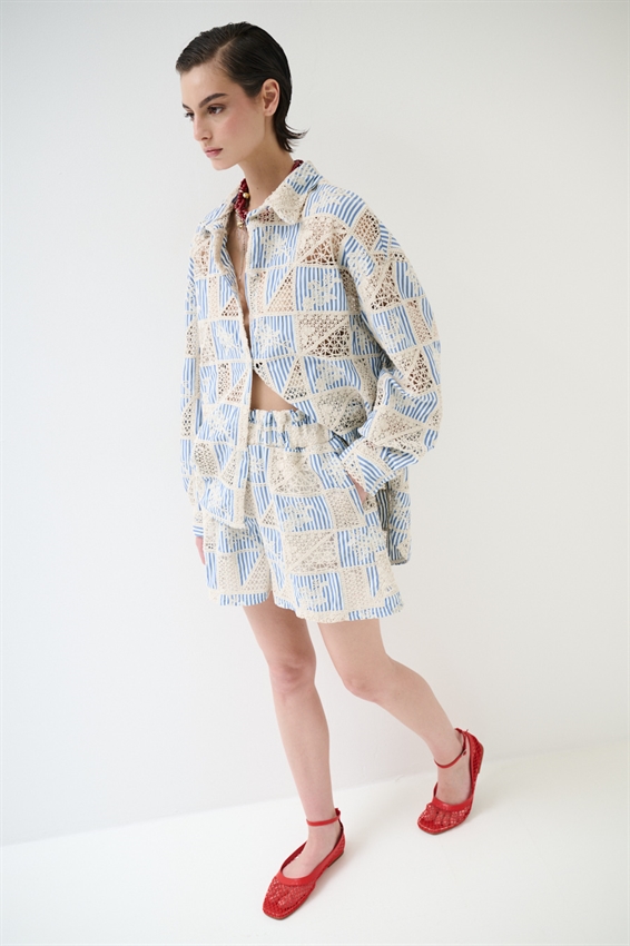 CAMICIA OVER A RIGHE + RICAMO CELESTE