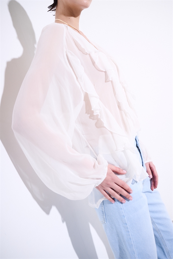 BLUSA CON BOTTONI E VOLANT PANNA