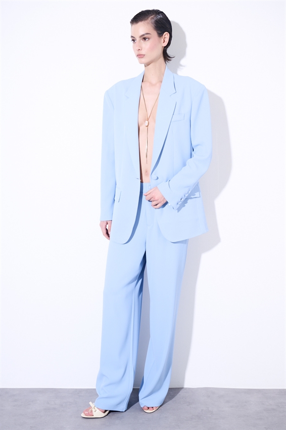 BLAZER MONOPETTO CON REVERS CLASSICI E UN BOTTONE CELESTE