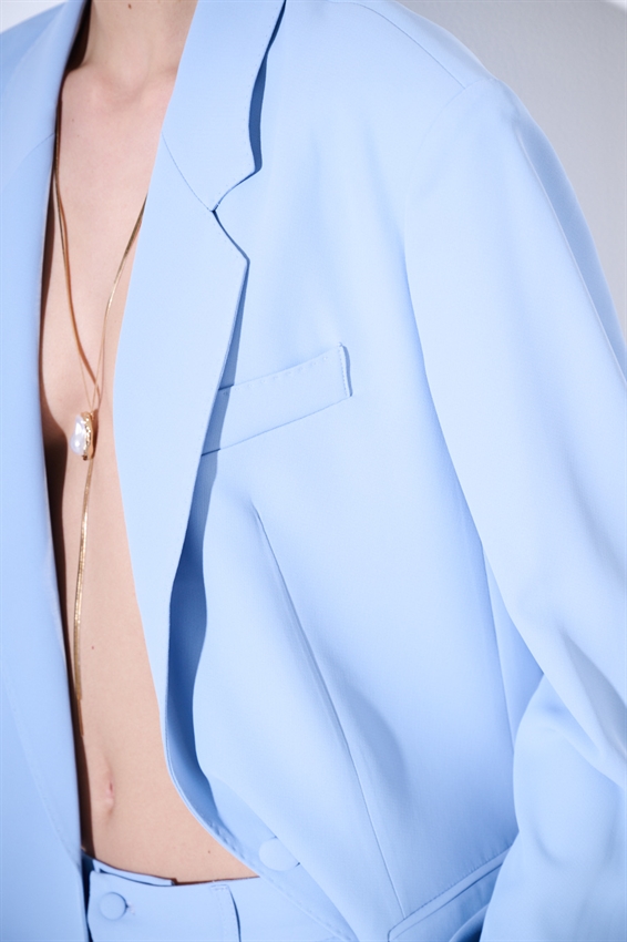 BLAZER MONOPETTO CON REVERS CLASSICI E UN BOTTONE CELESTE