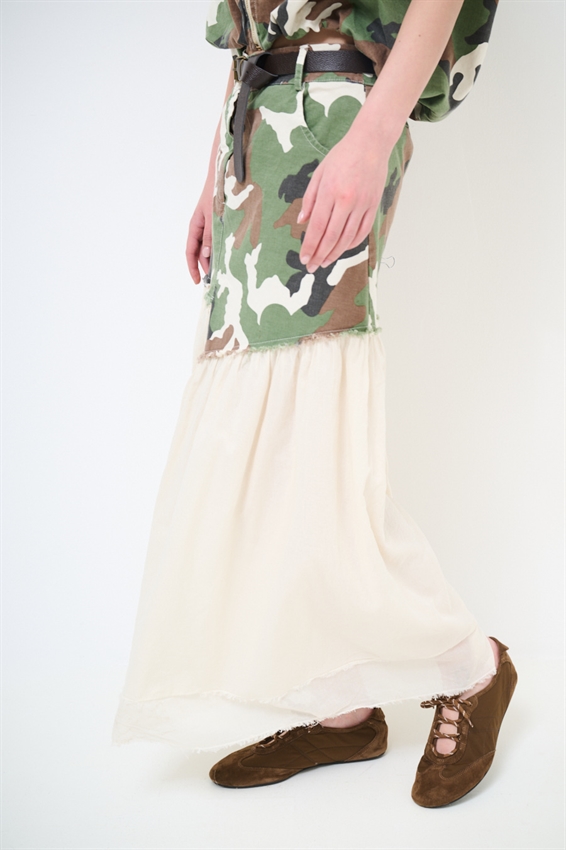 GONNA MIDI MIMETICA CON FONDO MUSSOLA E PATCH VERDE MILITARE