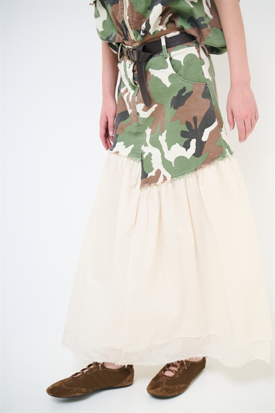 GONNA MIDI MIMETICA CON FONDO MUSSOLA E PATCH VERDE MILITARE