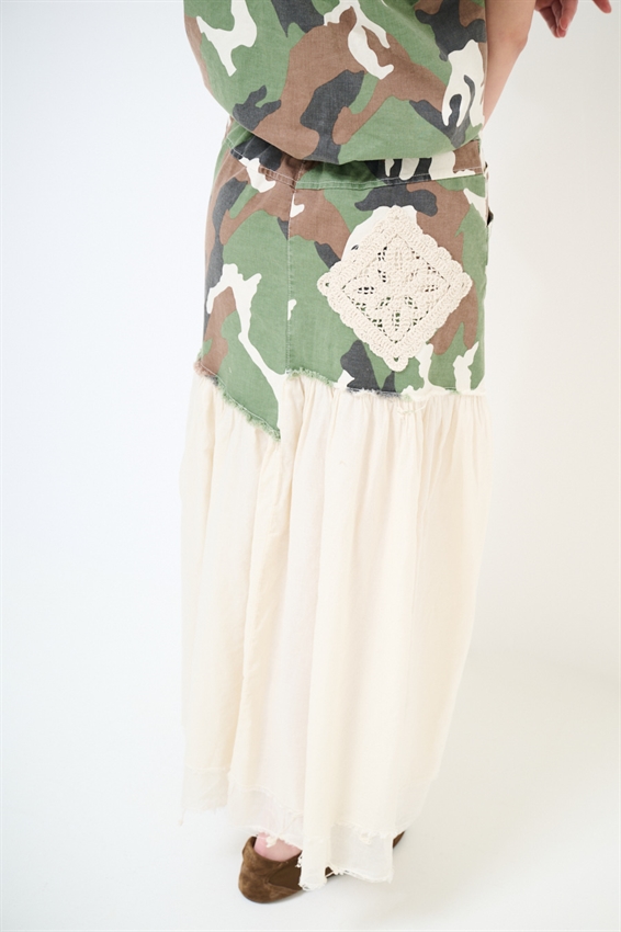 GONNA MIDI MIMETICA CON FONDO MUSSOLA E PATCH VERDE MILITARE