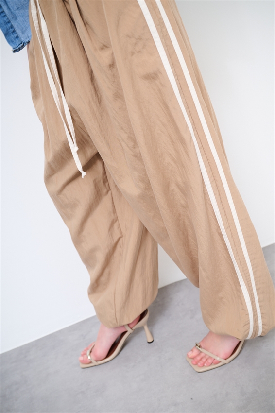 PANTALONE DRITTO CON BANDA A CONTRASTO