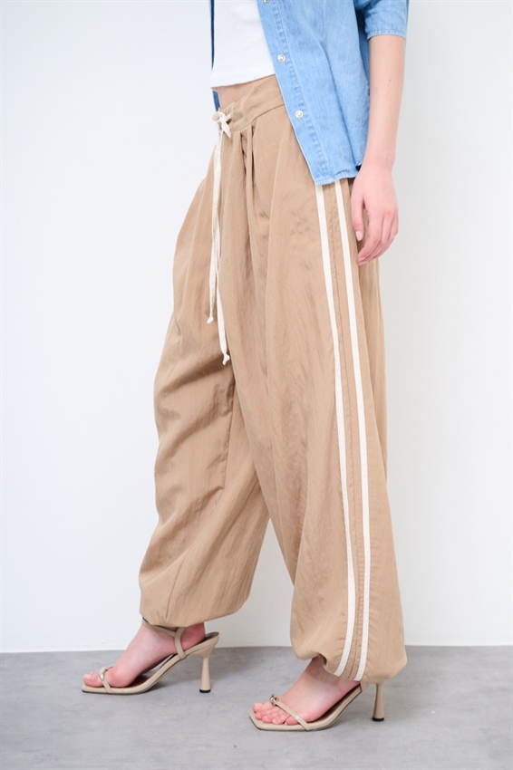 PANTALONE DRITTO CON BANDA A CONTRASTO