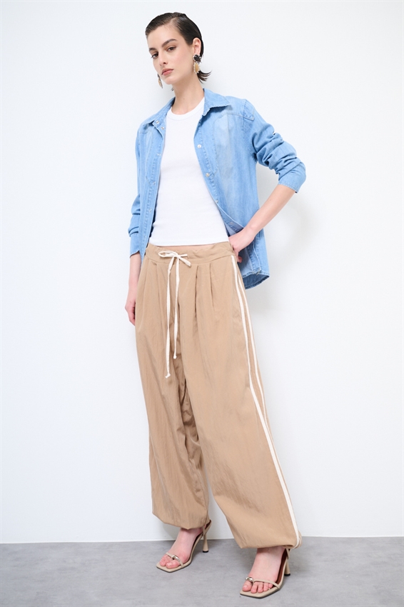 PANTALONE DRITTO CON BANDA A CONTRASTO