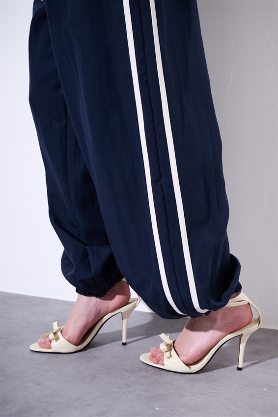 PANTALONE DRITTO CON BANDA A CONTRASTO