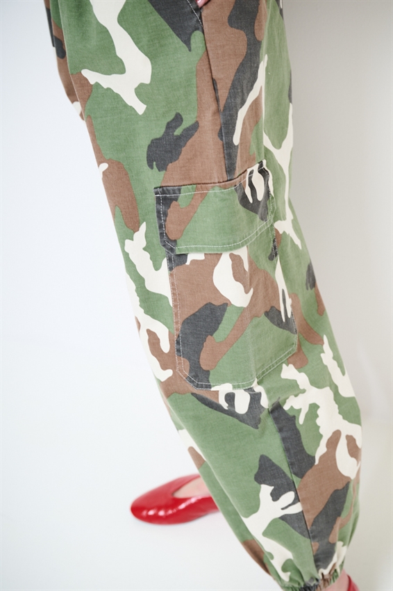PANTALONE CARGO CON ELASTICO MIMETICO VERDE MILITARE