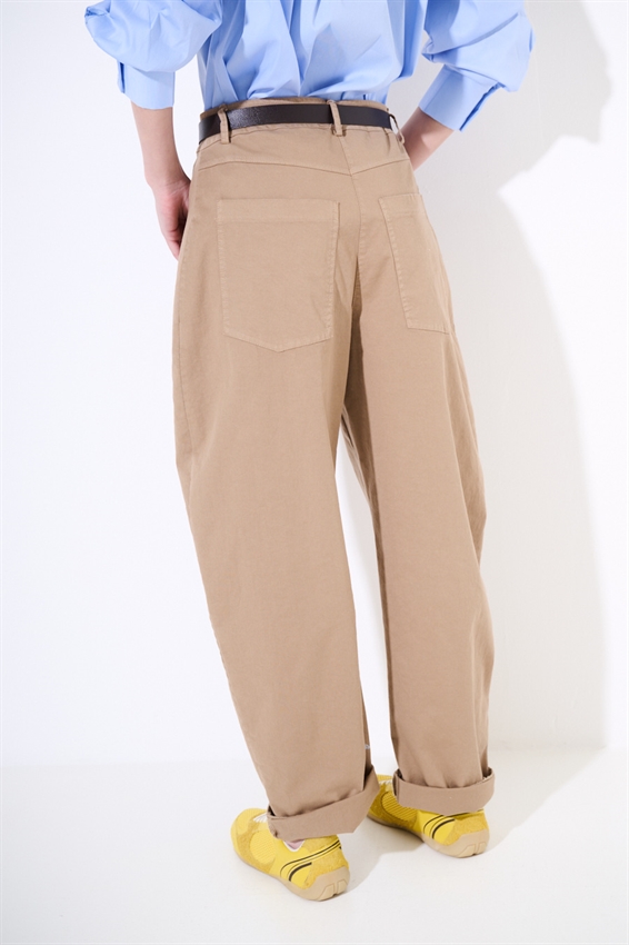 PANTALONE BARREL CON CINTURA