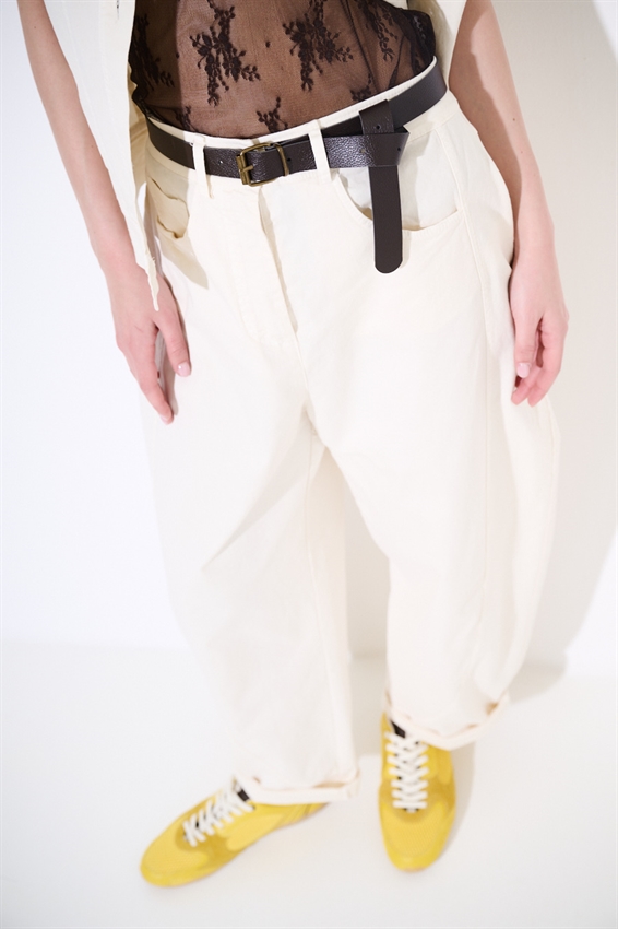 PANTALONE BARREL CON CINTURA BURRO