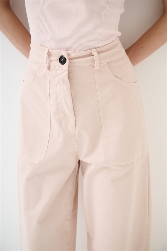 PANTALONE REGOLARE CON TASCONI E CINTURA