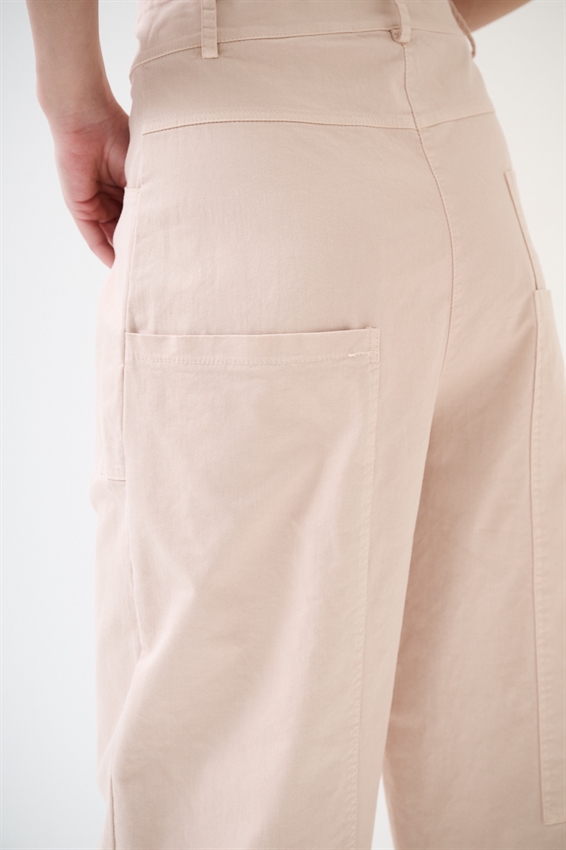 PANTALONE REGOLARE CON TASCONI E CINTURA