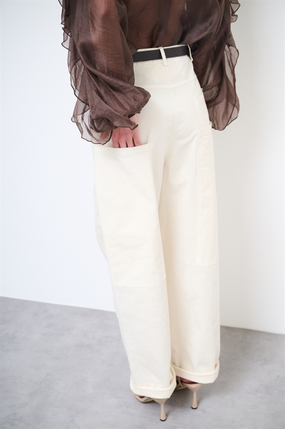 PANTALONE REGOLARE CON TASCONI E CINTURA