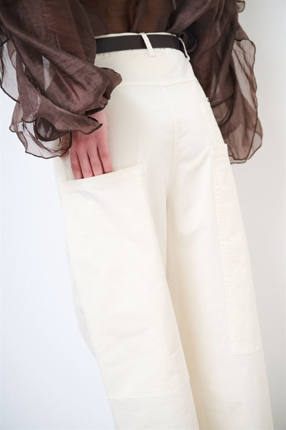 PANTALONE REGOLARE CON TASCONI E CINTURA