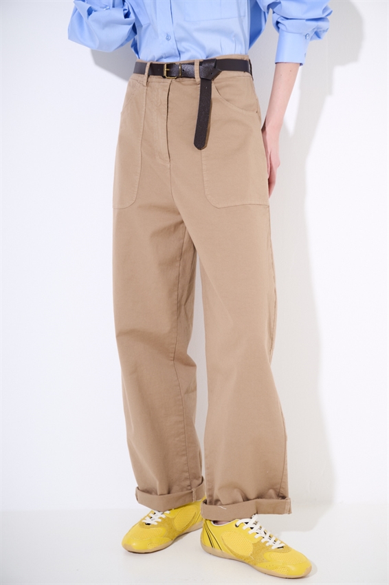 PANTALONE REGOLARE CON TASCONI E CINTURA