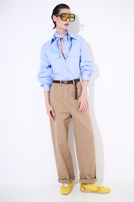 PANTALONE REGOLARE CON TASCONI E CINTURA CAMMELLO