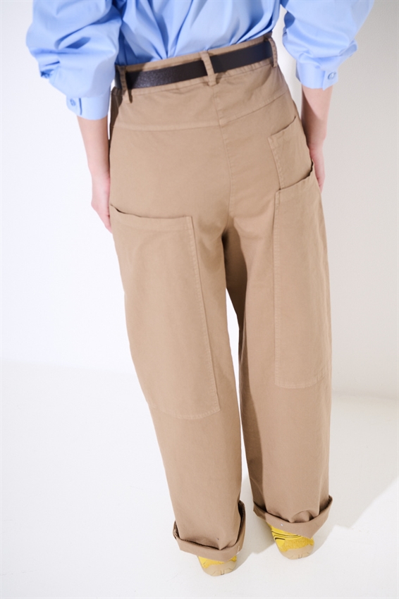 PANTALONE REGOLARE CON TASCONI E CINTURA CAMMELLO