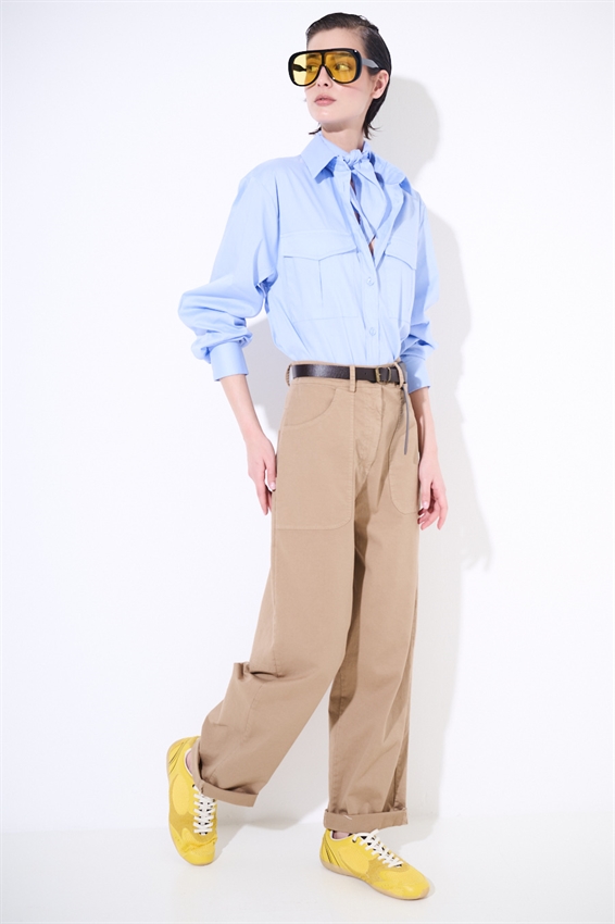 PANTALONE REGOLARE CON TASCONI E CINTURA CAMMELLO