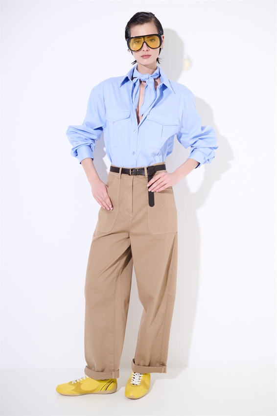 PANTALONE REGOLARE CON TASCONI E CINTURA CAMMELLO