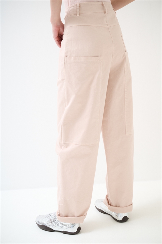 PANTALONE REGOLARE CON TASCONI E CINTURA CIPRIA