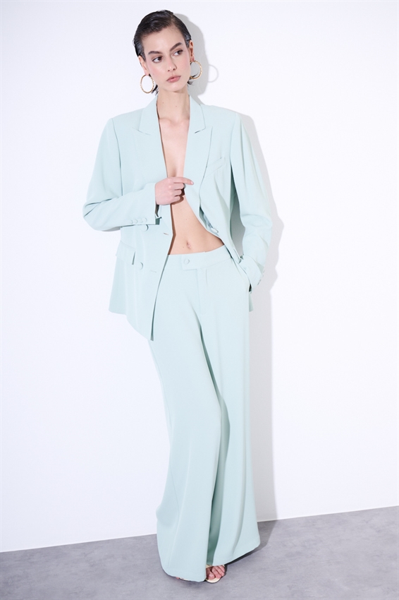 PANTALONE A GAMBA LARGA CON VITA CLASSICA ACQUA