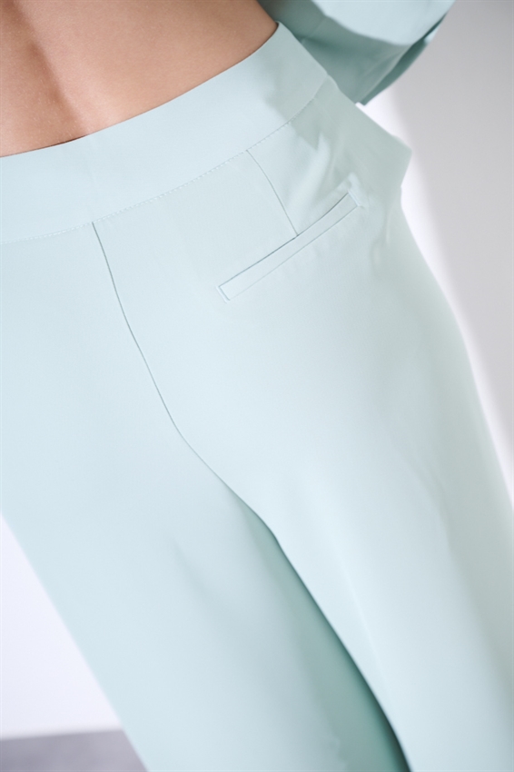 PANTALONE A GAMBA LARGA CON VITA CLASSICA ACQUA