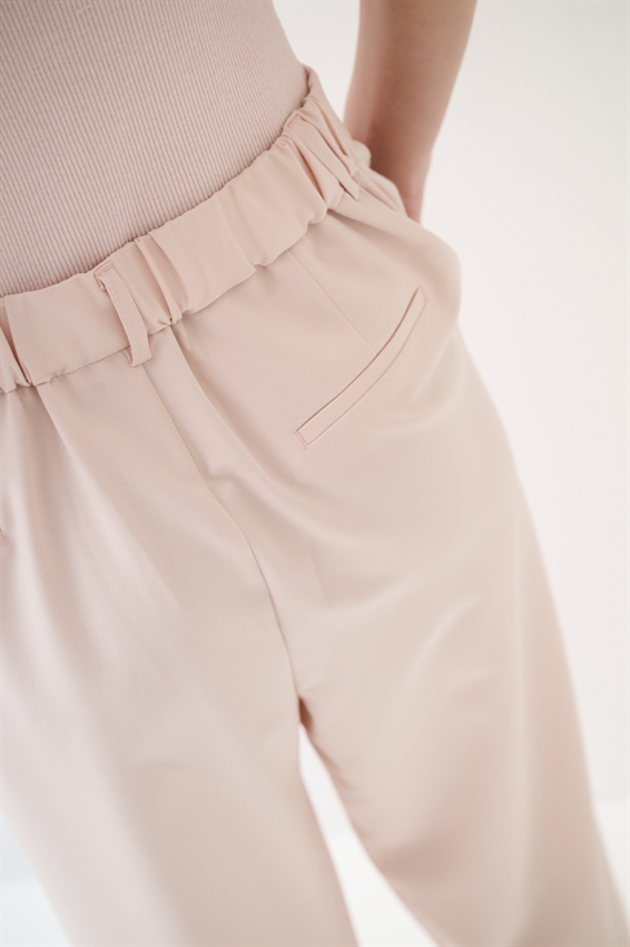 PANTALONE A GAMBA LARGA CON VITA ELASTICIZZATA SUL RETRO