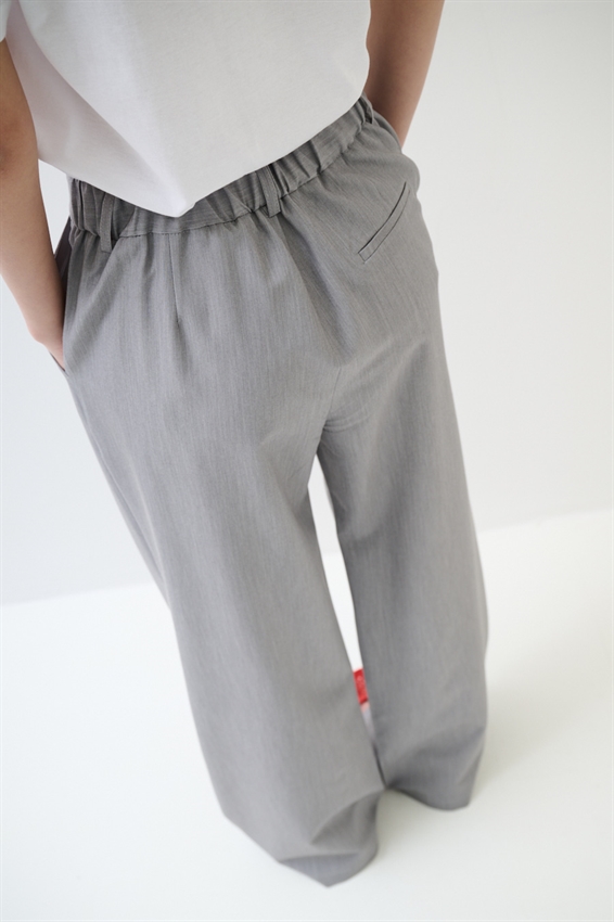 PANTALONE A GAMBA LARGA CON VITA ELASTICIZZATA SUL RETRO