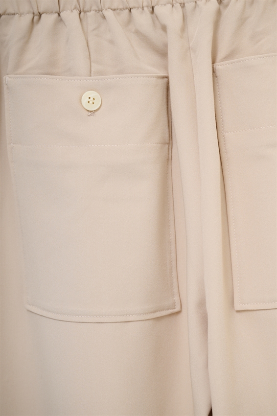 PANTALONE A GAMBA LARGA CON VITA ALTA E PIEGHE FRONTALI