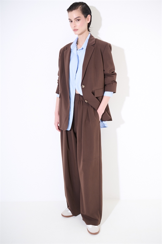 PANTALONE A GAMBA LARGA CON VITA ALTA E PIEGHE FRONTALI