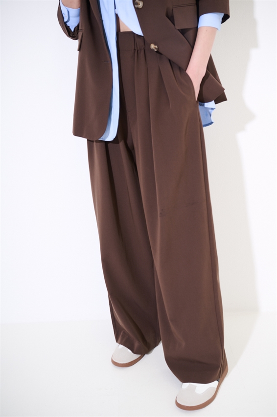 PANTALONE A GAMBA LARGA CON VITA ALTA E PIEGHE FRONTALI