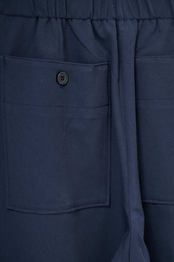 PANTALONE A GAMBA LARGA CON VITA ALTA E PIEGHE FRONTALI