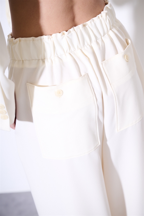 PANTALONE A GAMBA LARGA CON VITA ALTA E PIEGHE FRONTALI