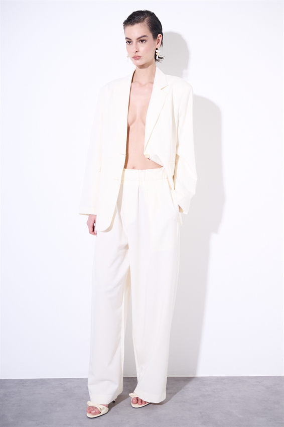 PANTALONE A GAMBA LARGA CON VITA ALTA E PIEGHE FRONTALI BURRO