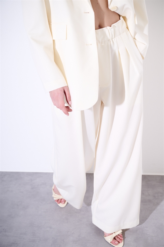 PANTALONE A GAMBA LARGA CON VITA ALTA E PIEGHE FRONTALI BURRO