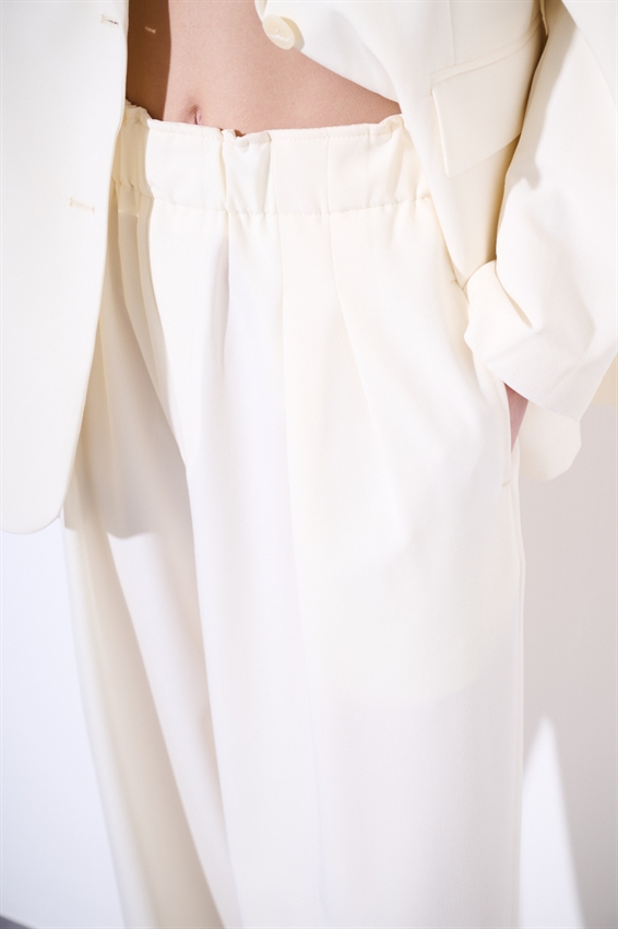 PANTALONE A GAMBA LARGA CON VITA ALTA E PIEGHE FRONTALI BURRO