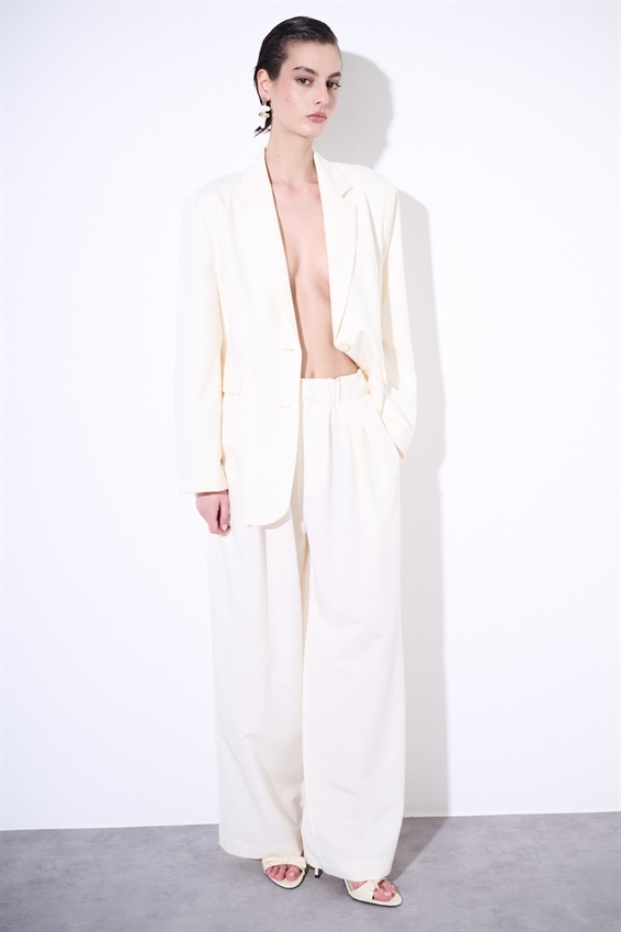 PANTALONE A GAMBA LARGA CON VITA ALTA E PIEGHE FRONTALI BURRO