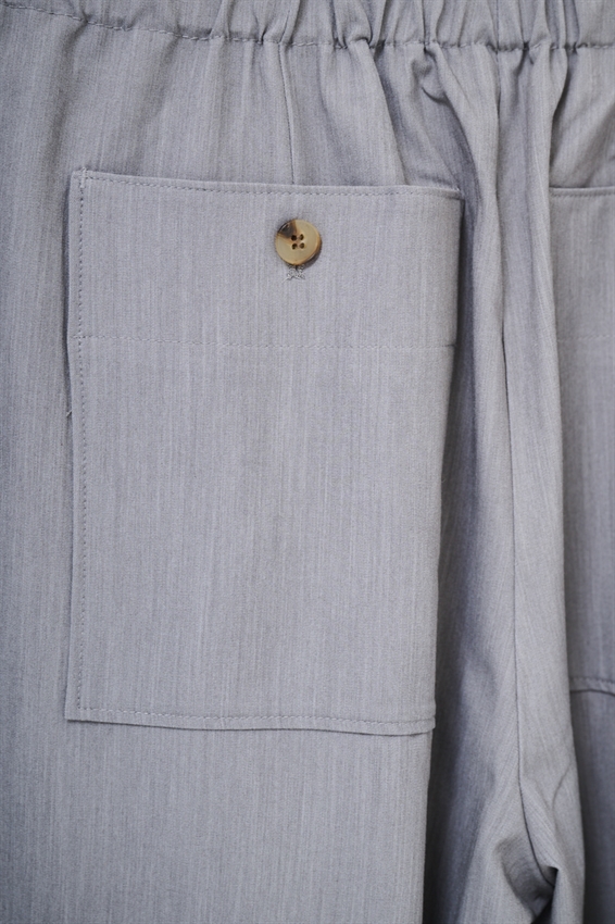 PANTALONE A GAMBA LARGA CON VITA ALTA E PIEGHE FRONTALI GRIGIO