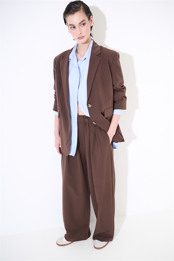 PANTALONE A GAMBA LARGA CON VITA ALTA E PIEGHE FRONTALI MORO