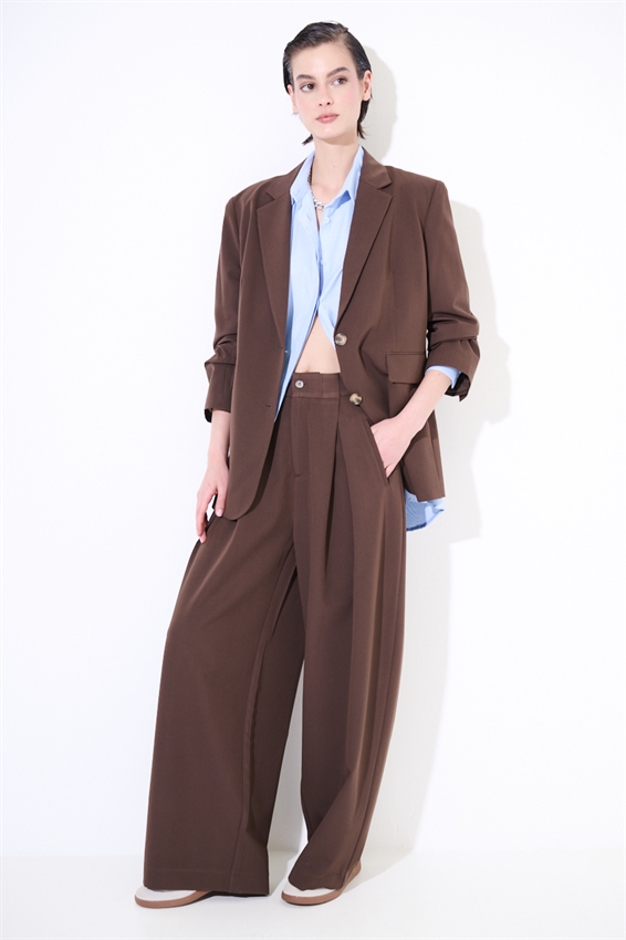 PANTALONE A GAMBA LARGA BOTTONI E TASCHE OBLIQUE