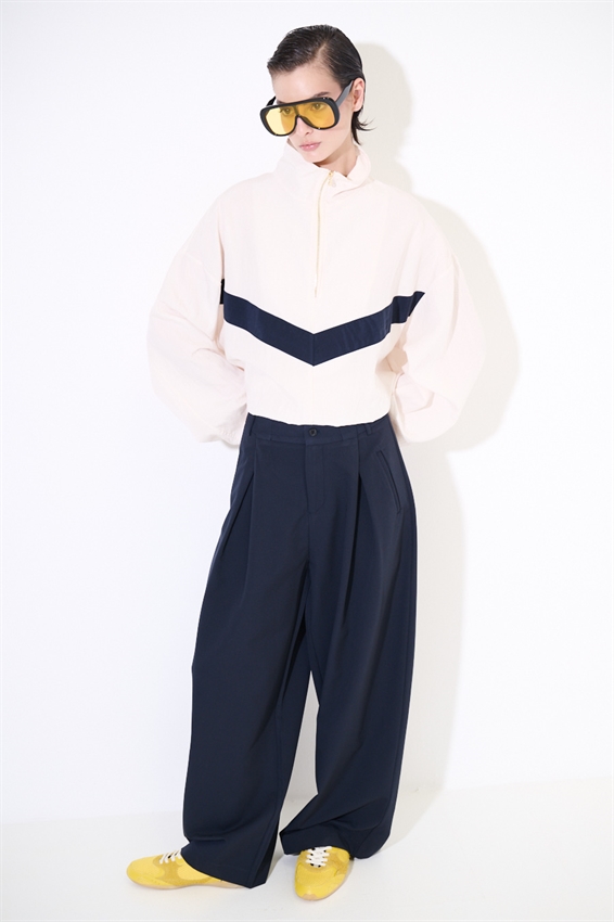 PANTALONE A GAMBA LARGA BOTTONI E TASCHE OBLIQUE