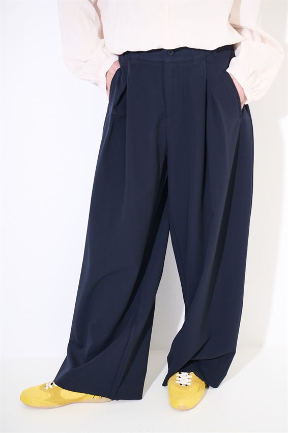 PANTALONE A GAMBA LARGA BOTTONI E TASCHE OBLIQUE